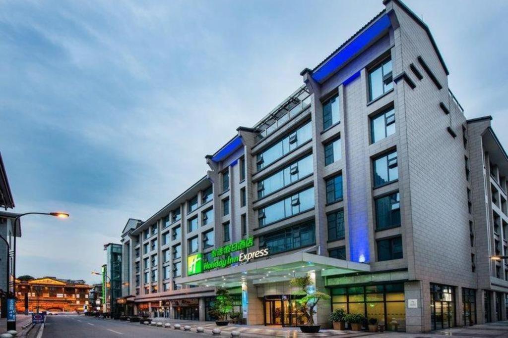 Holiday Inn Express Dujiangyan Ancient City Exteriör bild
