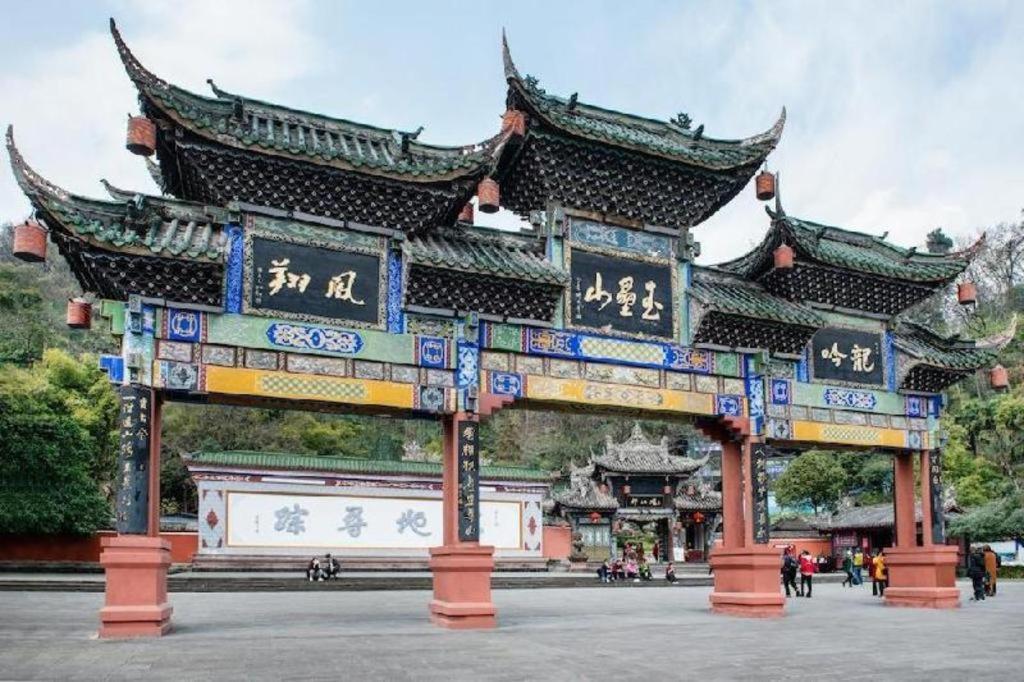Holiday Inn Express Dujiangyan Ancient City Exteriör bild